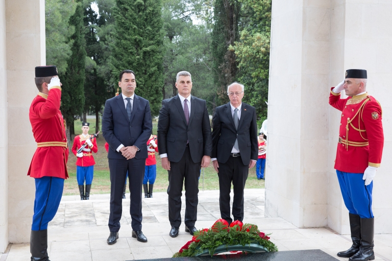 Predsjednik Skupštine položio vijenac na Spomenik partizanu borcu na Gorici